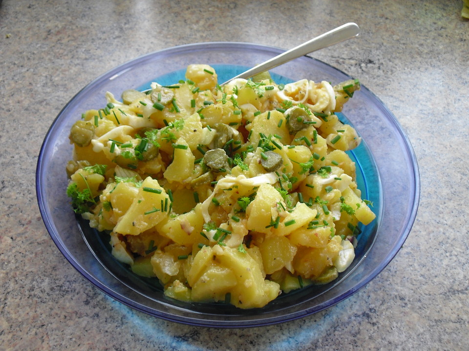 Leichter Kartoffelsalat mit Kräutern, Ei und Gurke (Rezept mit Bild ...