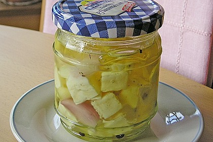 Eingelegter K&auml;se mit Knoblauch und Basilikum