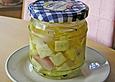 Eingelegter K&auml;se mit Knoblauch und Basilikum
