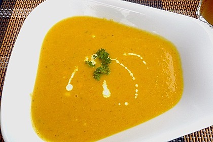 K&uuml;rbissuppe mit Oliven