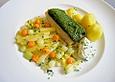 Pollackfilet unter der Kr&auml;uterkruste mit Steckr&uuml;benstiften, M&ouml;hren- und Kohlrabiperlen