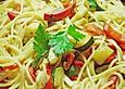 Spaghetti mit Sojasauce, Zucchini, Paprika, Spinat und Pilzen