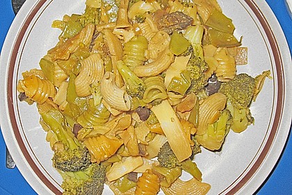 Vegetarische Gem&uuml;senudeln