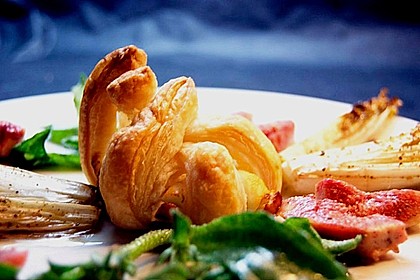 Bl&auml;tterteigtaschen mit Ziegenk&auml;se