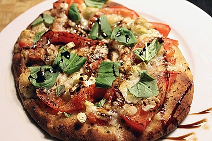 Fladenbrotpizza 'Caprese' 9