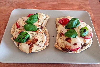 Fladenbrotpizza 'Caprese' 17