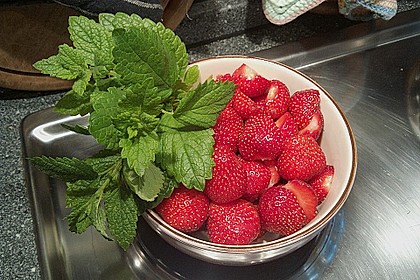 Erdbeermarmelade mit Zitronenmelisse 3