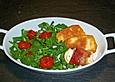 Gebratener Halloumi und Ziegenk&auml;se auf Rucolabett