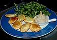 Knusprige Ravioli mit Walnusspesto an Rucola