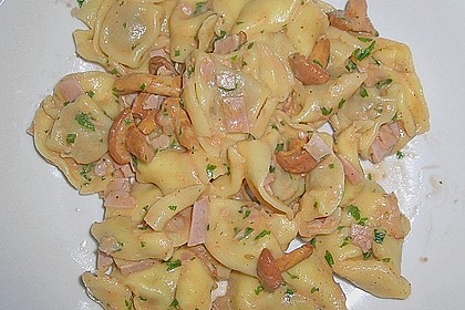 Tortellini mit Eierschwammerl - Schinken - Sauce