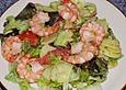 Salat mit Avocado und Garnelen