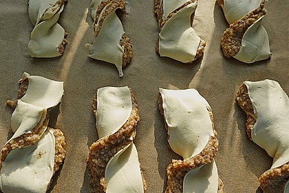 Schnelle Bl&auml;tterteig - Nusskipferl 4