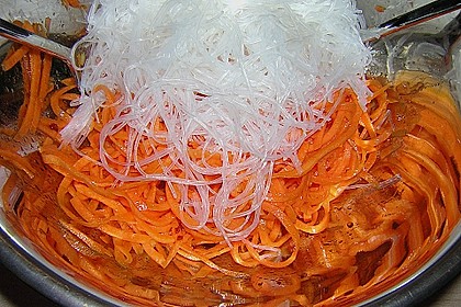 Pikanter Karottensalat mit Glasnudeln 3