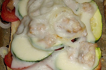 &Uuml;berbackener Toast mit Zucchini und Tomate