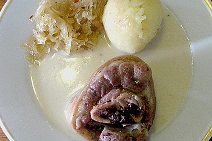 P&ouml;keleisbein mit Meerrettichsauce