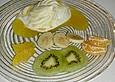 Vanillesahneeis mit Passionsfruchtsauce