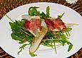 K&auml;se - Saltimbocca auf Rucola und Birnen mit Walnussdressing