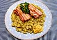 Dicke Bohnen und Kartoffeln untereinander mit durchwachsenem Speck