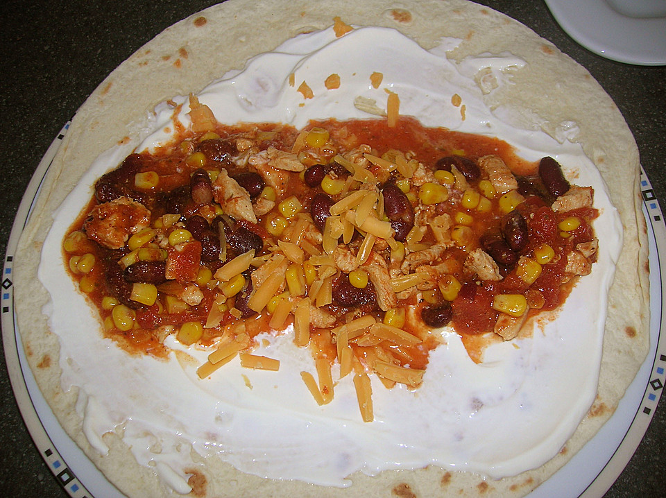 Hühnchen - Burrito mit schwarzen Bohnen und Sauerrahm (Rezept mit Bild ...
