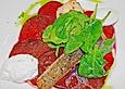 Gebratener Lachs auf Rote Bete - Carpaccio mit Spinatsalat und Meerrettichmousse