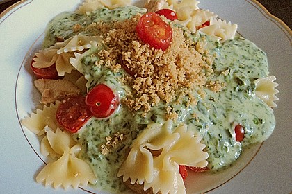 Nudeln mit Spinat, Tomaten und H&auml;hnchen