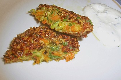 Zucchini - Karotten - Puffer mit K&uuml;rbiskernkruste