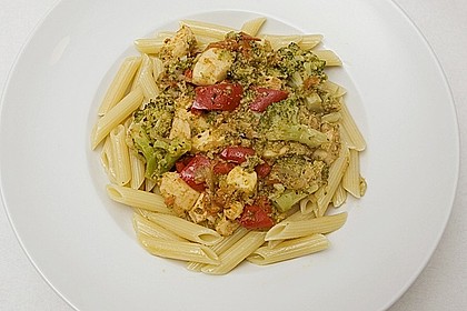 Penne Rigate mit Brokkoli - Tintenfisch - Paprika - Sauce