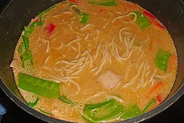 Asiatische Nudelsuppe mit Huhn und Gemüse