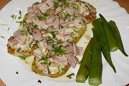 Kn&ouml;deltaler mit Schinkenso&szlig;e