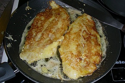 Pangasius in Parmesanh&uuml;lle gebacken mit Tomatensauce