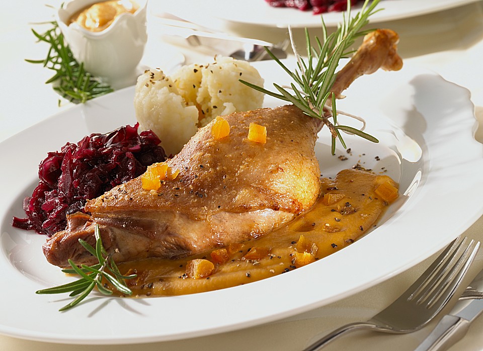 Gänsekeule mit Rotkraut und Klößen (Rezept mit Bild) | Chefkoch.de