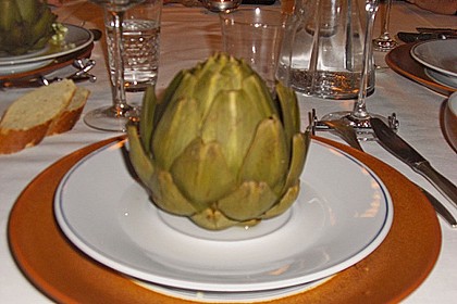 Gekochte Artischocken mit Vinaigrette