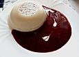Creme nach Panna cotta Art mit Fruchtsauce