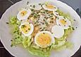 Eisbergsalat mit Thunfisch, Kapern und Cornichons