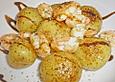 Knoblauchgarnelen an kleinen Butterkartoffeln