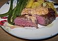 Rinderfilet mit gebackenen Kartoffeln und Zwiebelso&szlig;e