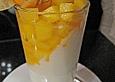 Tonkabohnenjoghurt mit Kokosmangosalat