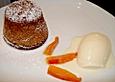 Warmer Schokokuchen mit fl&uuml;ssigem Tr&uuml;ffelkern und Sezchuanpfeffer - Eis