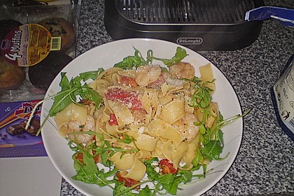 Bandnudeln Aglio e Olio mit Cocktailtomaten und Shrimps auf einem Bett aus Rucola 4