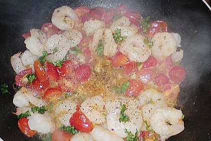 Bandnudeln Aglio e Olio mit Cocktailtomaten und Shrimps auf einem Bett aus Rucola 3