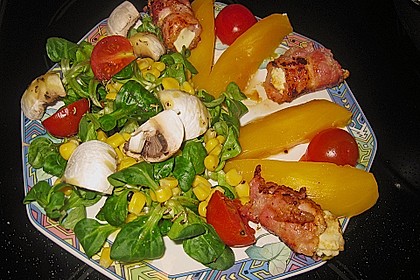 Gemischter Salat mit Mangospalten und Bacon - Feta - P&auml;ckchen