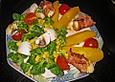 Gemischter Salat mit Mangospalten und Bacon - Feta - P&auml;ckchen
