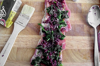 Rinderrouladen aus dem Roastbeef mit einer Bohnen - Erbsen - Variation