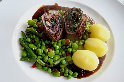 Rinderrouladen aus dem Roastbeef mit einer Bohnen - Erbsen - Variation 1