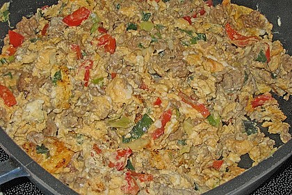 R&uuml;hrei mit Hackfleisch und Zwiebeln
