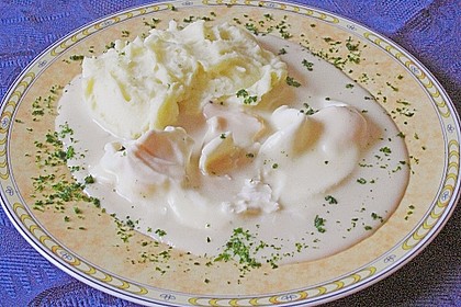 Pochierte Eier in B&eacute;chamelso&szlig;e