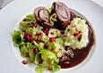 Rinderrouladen aus dem Filet geschnitten mit Rosenkohlbl&auml;ttern und Granatapfelk&ouml;rnern