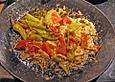 Peperonipfanne mit Feta und Tomaten