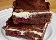 Schokoladenkuchen mit Kirschen und Pudding