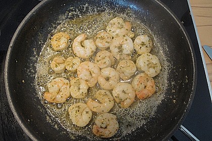 Nudeln mit Garnelen in Kr&auml;uterbutter - Sahneso&szlig;e
